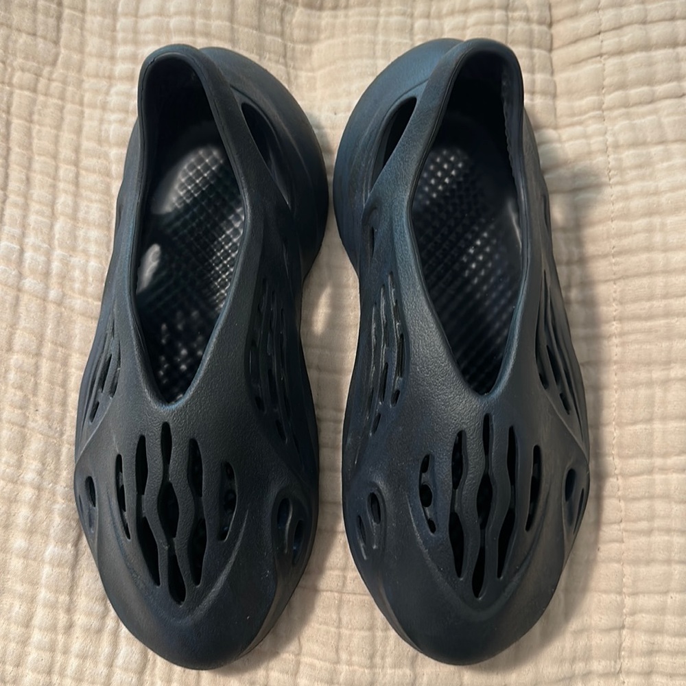 Yeezy foam runners mens slides. Size: 8 color: mineral blue